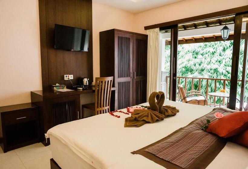 חדר דלוקס, Desak Putu Putra Hidden