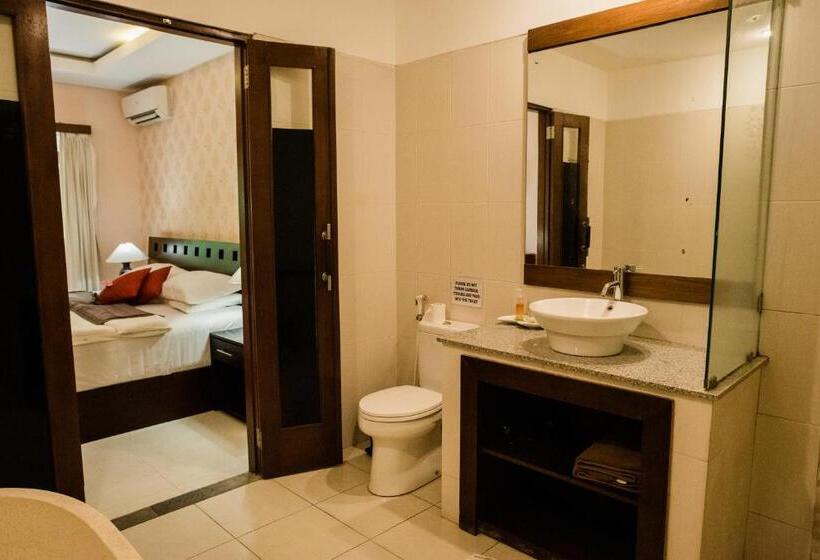 חדר דלוקס, Desak Putu Putra Hidden