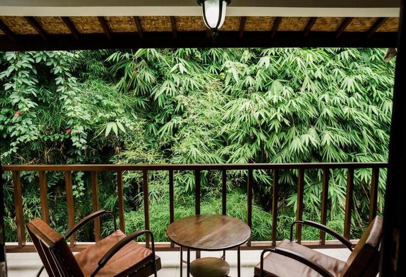 חדר דלוקס, Desak Putu Putra Hidden