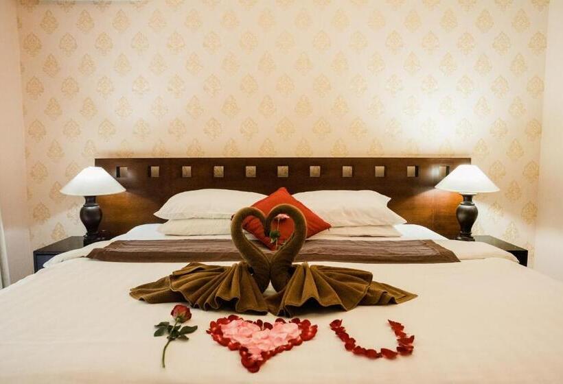 חדר דלוקס, Desak Putu Putra Hidden