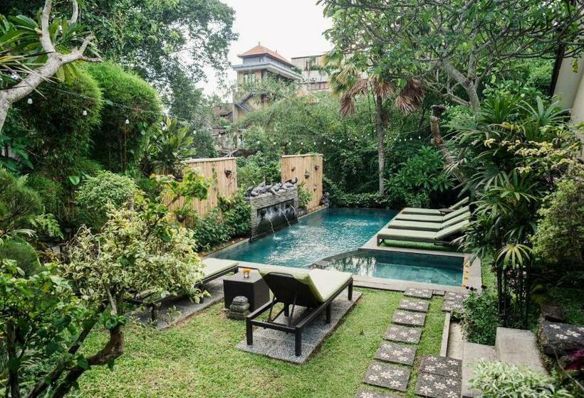 חדר סופריור, Desak Putu Putra Hidden