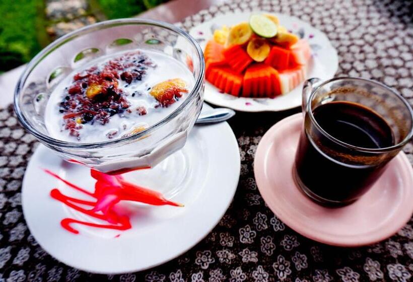 חדר סופריור, Desak Putu Putra Hidden