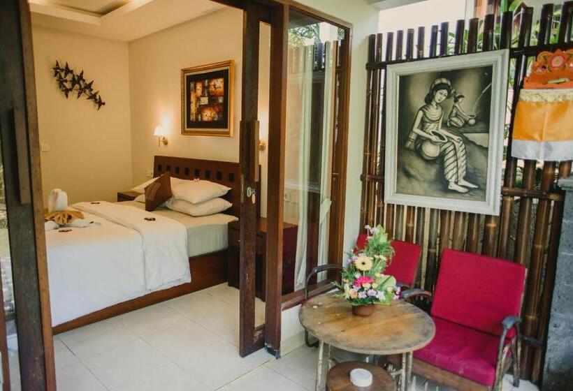 חדר סופריור, Desak Putu Putra Hidden