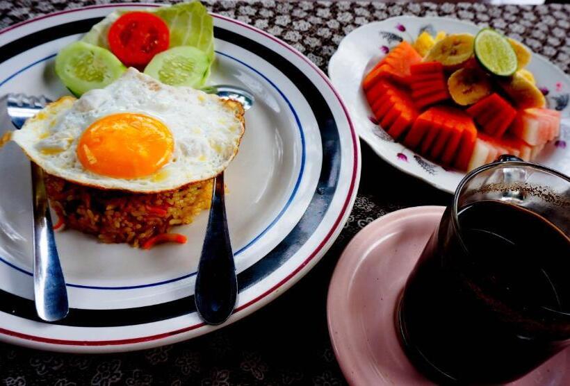 חדר דלוקס, Desak Putu Putra Hidden