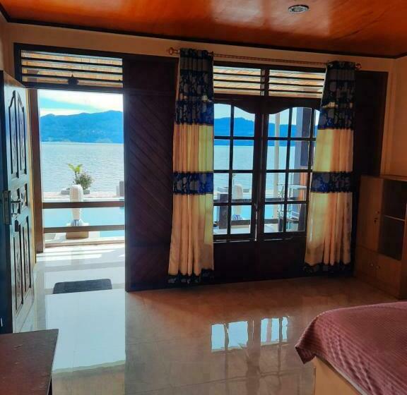 Superior room with lake view, Mas Cottages
