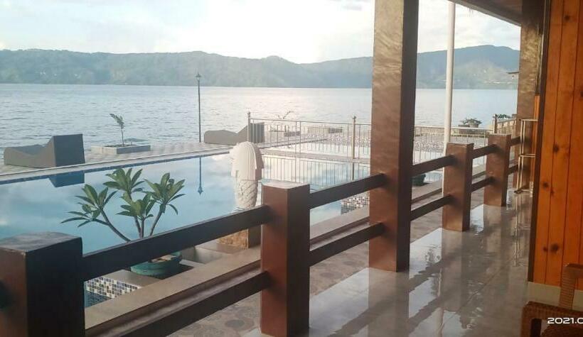 Superior room with lake view, Mas Cottages