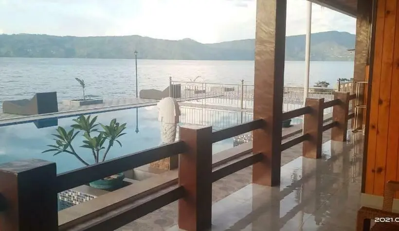 Superior room with lake view, Mas Cottages