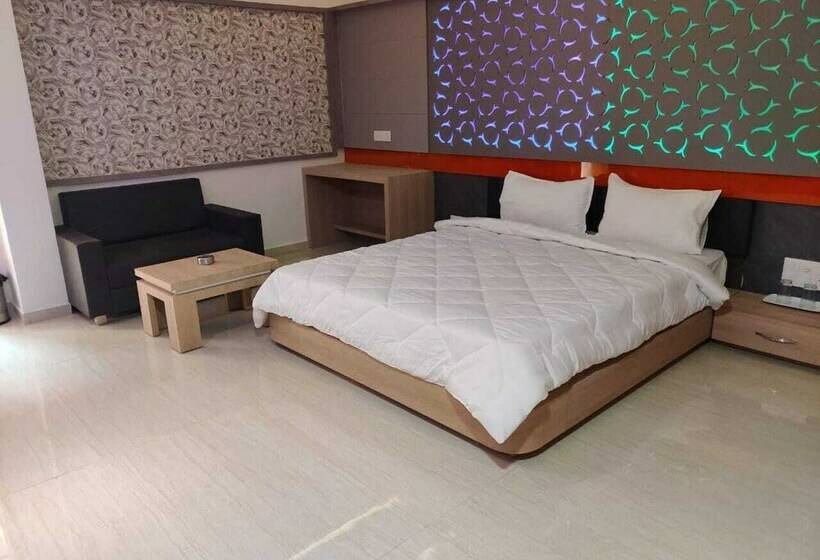 Quarto Deluxe, The Grand Takshak