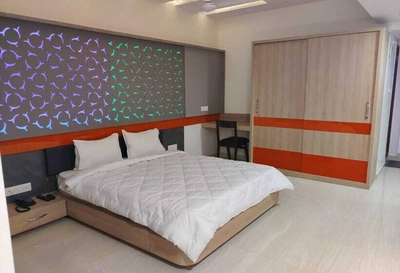 Quarto Deluxe, The Grand Takshak