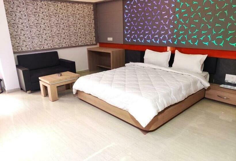 Quarto Deluxe, The Grand Takshak