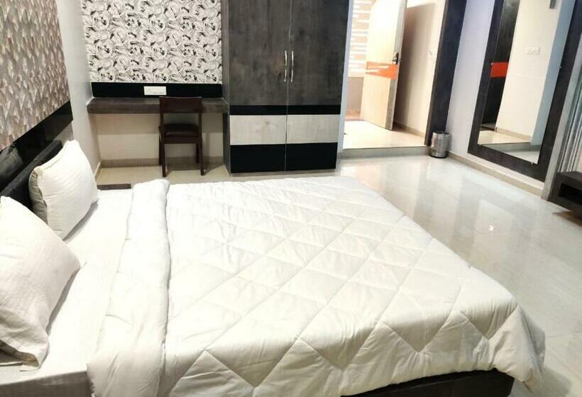 Quarto Deluxe, The Grand Takshak