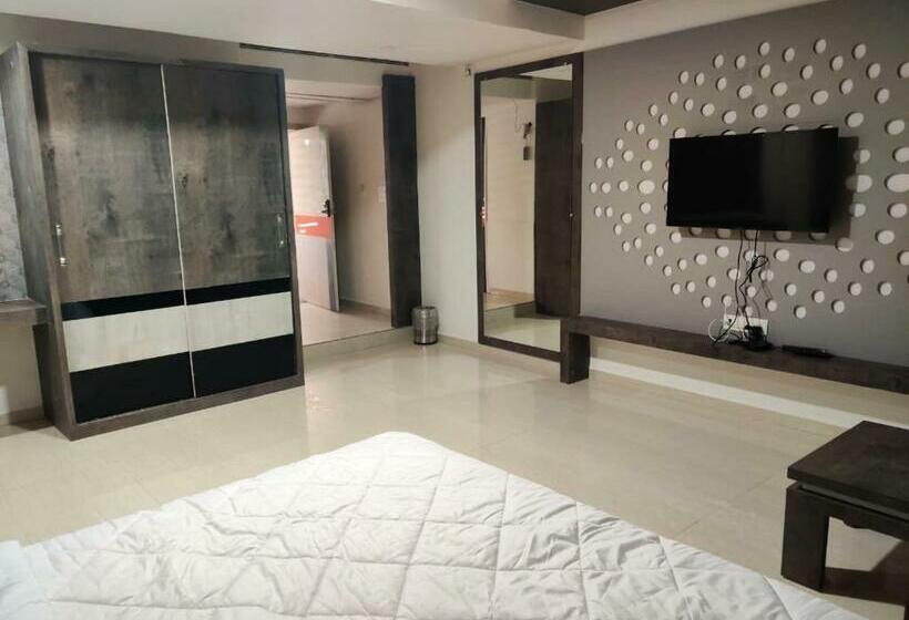 Quarto Deluxe, The Grand Takshak