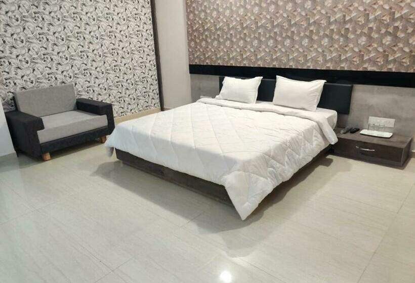 Quarto Deluxe, The Grand Takshak