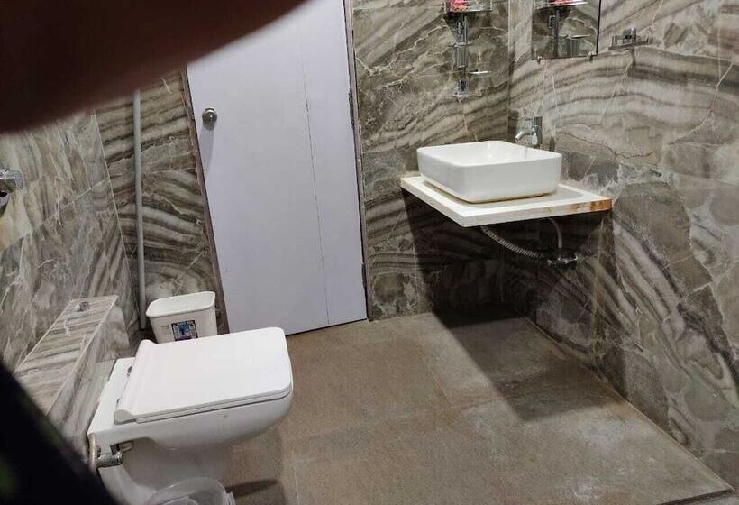 Quarto Deluxe, The Grand Takshak