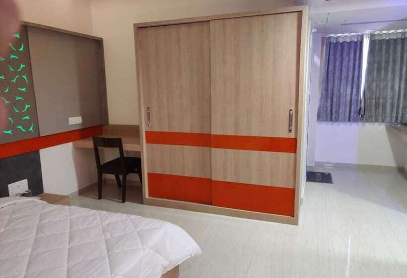 Quarto Deluxe, The Grand Takshak