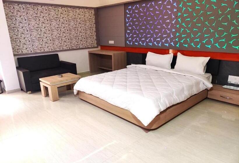 Quarto Deluxe, The Grand Takshak