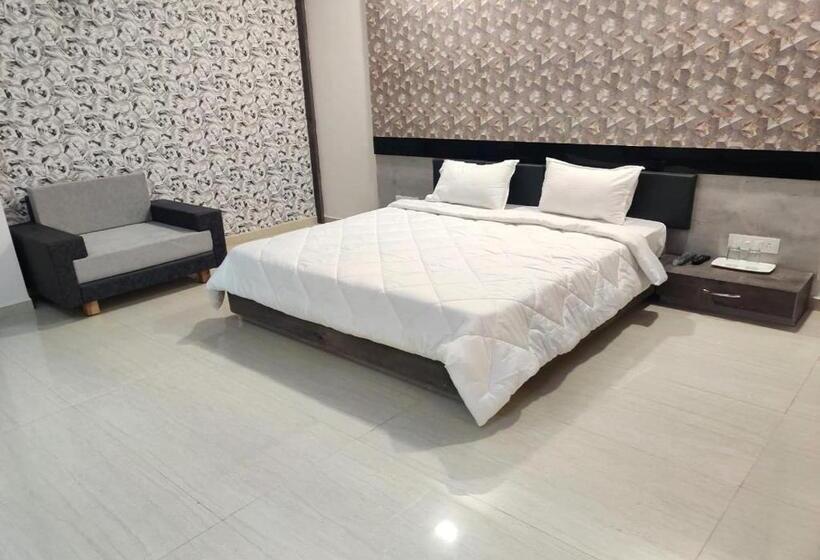 Quarto Deluxe, The Grand Takshak