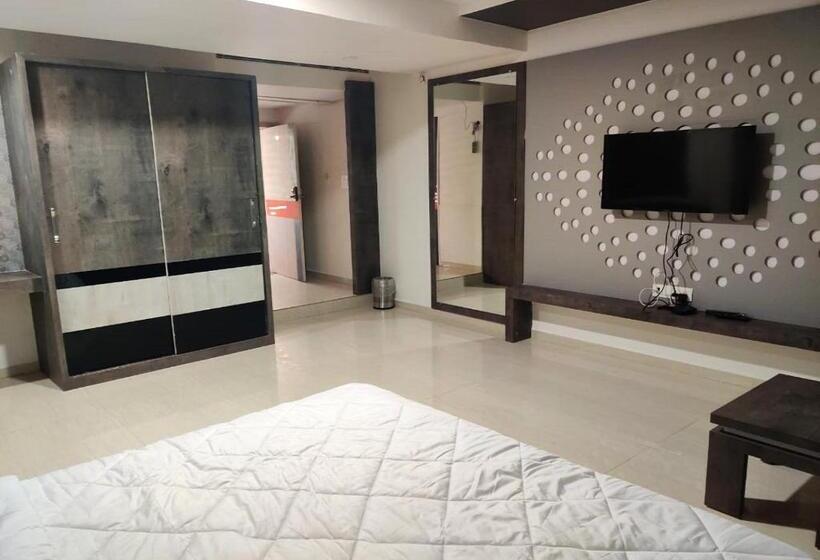 Quarto Deluxe, The Grand Takshak