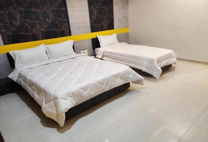 Quarto Triplo Estandar, The Grand Takshak