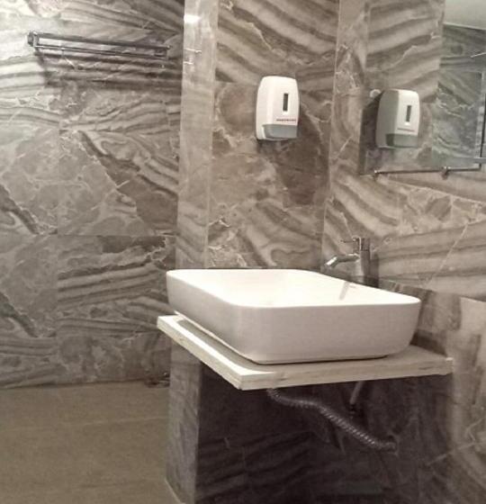 Quarto Triplo Estandar, The Grand Takshak