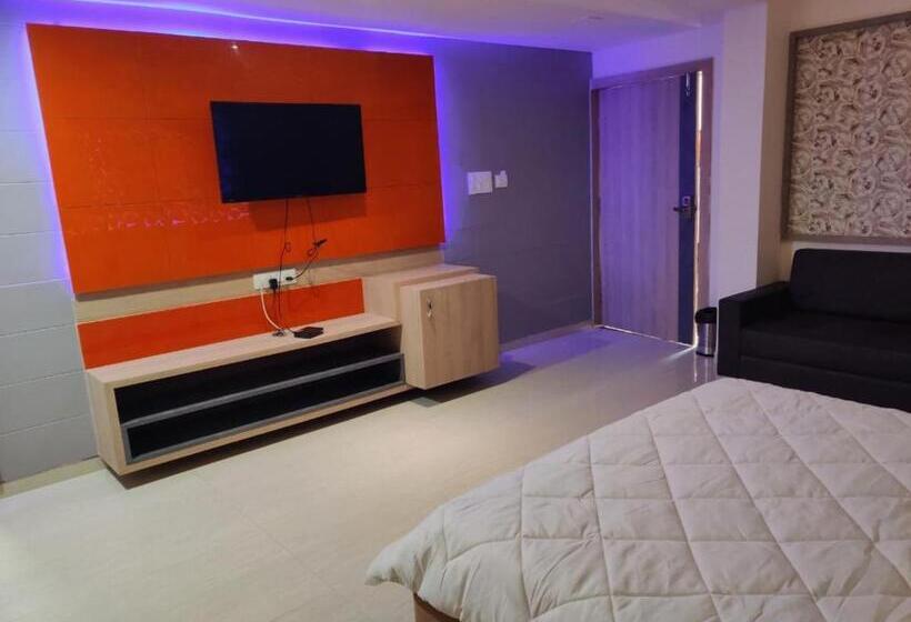 Quarto Triplo Estandar, The Grand Takshak