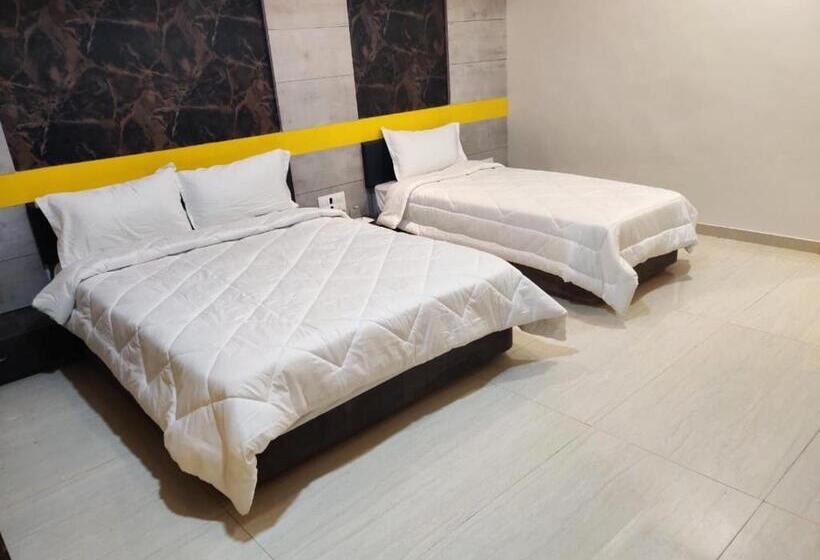 Quarto Triplo Estandar, The Grand Takshak