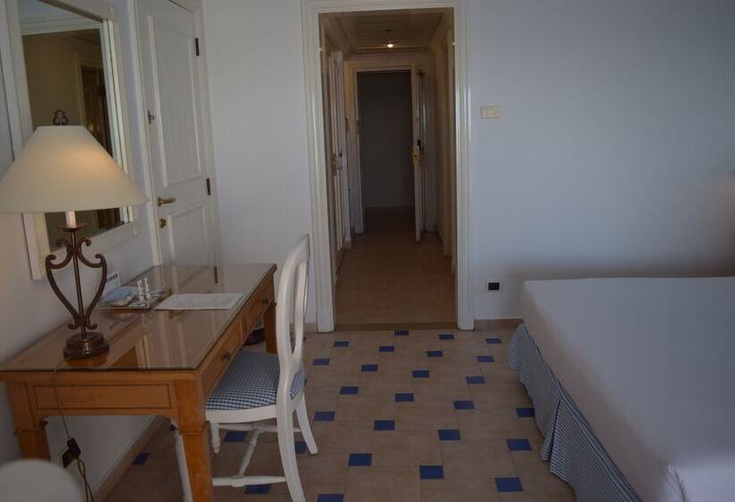 プールビュースタンダードルーム, Sheraton Sharm Hotel, Resort, Villas & Spa