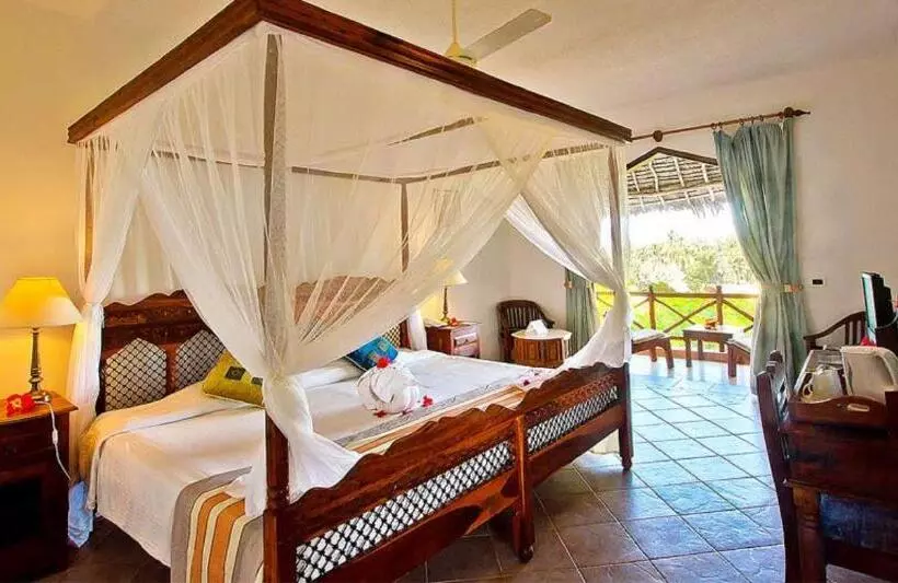 چشم‌انداز استخر اتاق کلوب, Bluebay Beach Resort & Spa