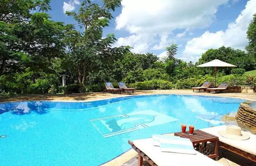 چشم‌انداز استخر اتاق کلوب, Bluebay Beach Resort & Spa