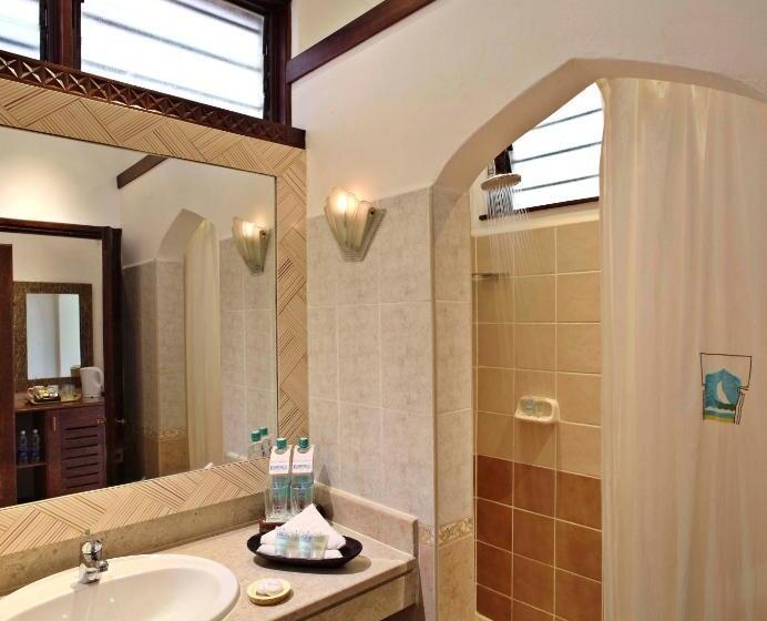 泳池景俱乐部房间, Bluebay Beach Resort & Spa