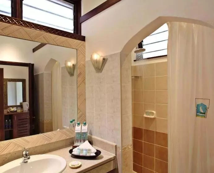 چشم‌انداز استخر اتاق کلوب, Bluebay Beach Resort & Spa