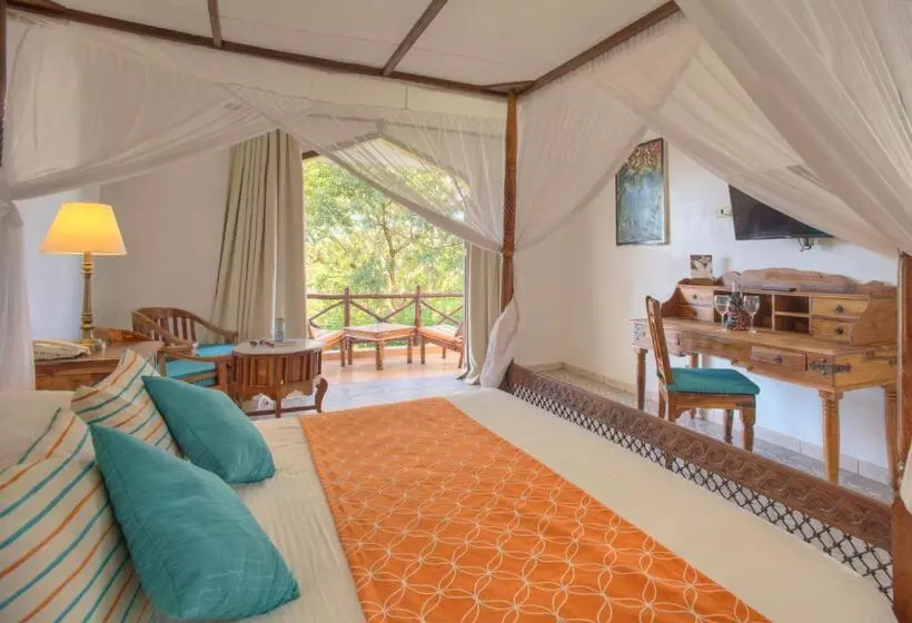 چشم‌انداز استخر اتاق کلوب, Bluebay Beach Resort & Spa