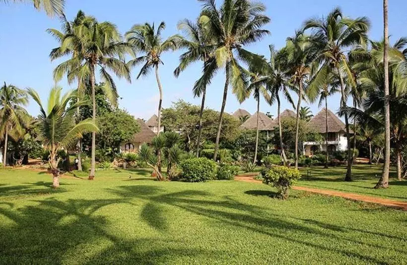 چشم‌انداز استخر اتاق کلوب, Bluebay Beach Resort & Spa