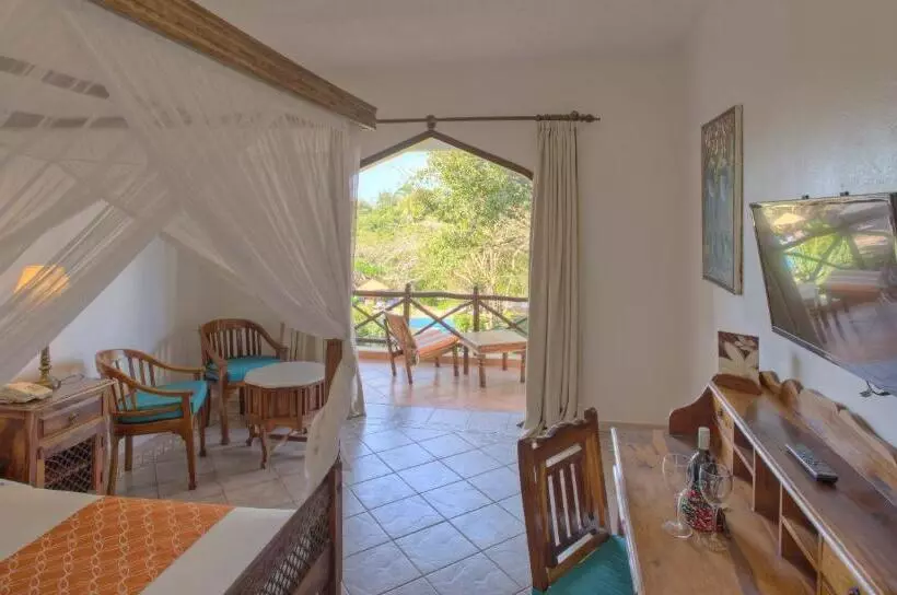 چشم‌انداز استخر اتاق کلوب, Bluebay Beach Resort & Spa