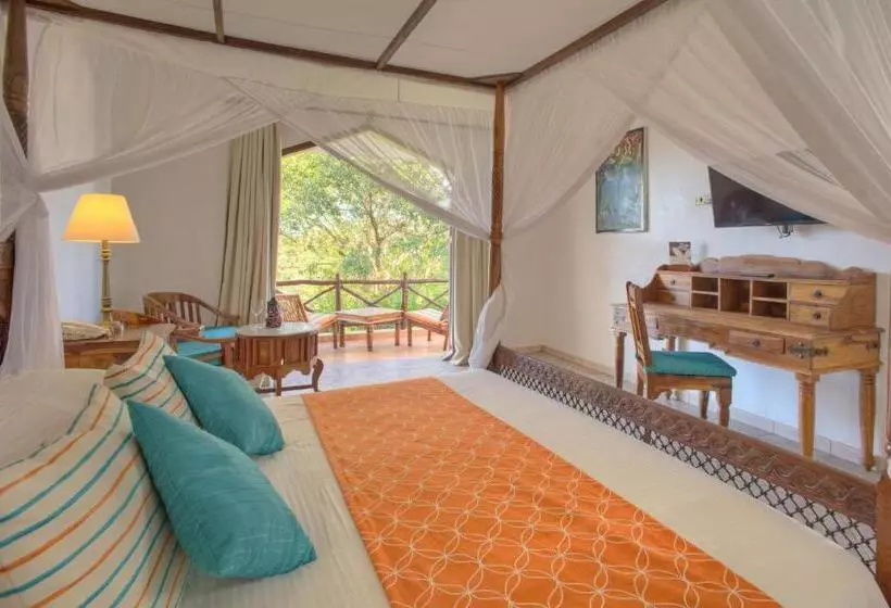 چشم‌انداز استخر اتاق کلوب, Bluebay Beach Resort & Spa