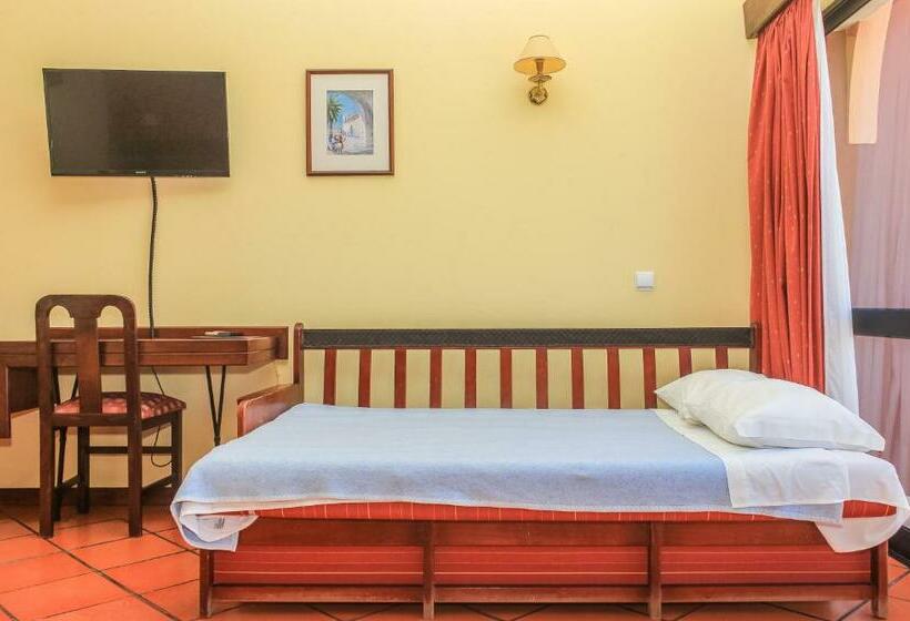 חדר סטנדרט לשלושה, Colina Dos Mouros