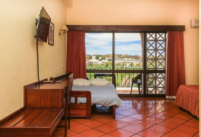 חדר סטנדרט לשלושה, Colina Dos Mouros