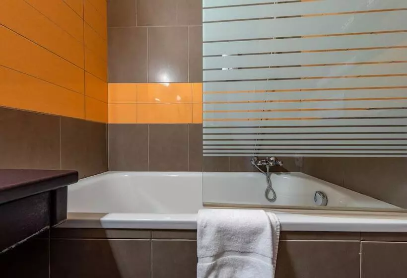 ファミリールーム, Logis Hotel Noemys Pont De L Etoile