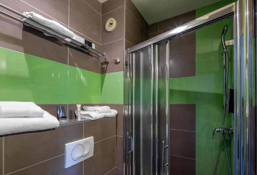 带2个卧室的公寓, Logis Hotel Noemys Pont De L Etoile