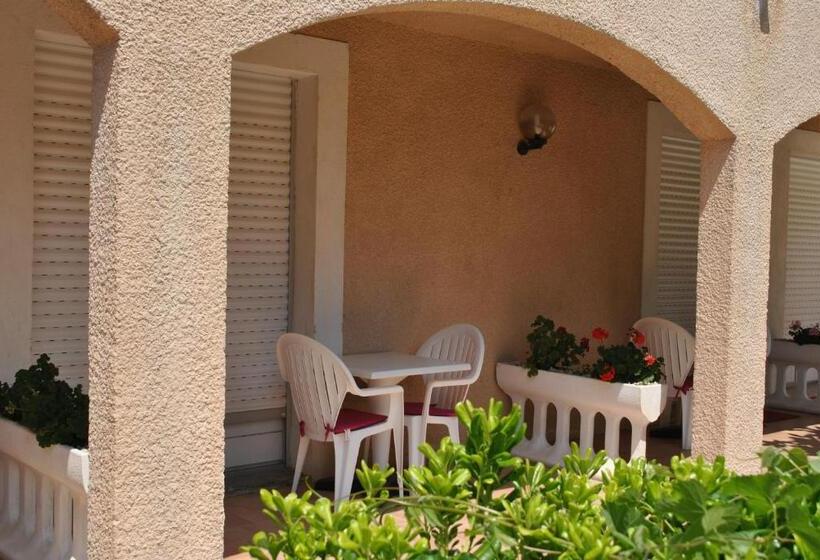 プールビュースタンダードルーム, Hostellerie Saint Benoît