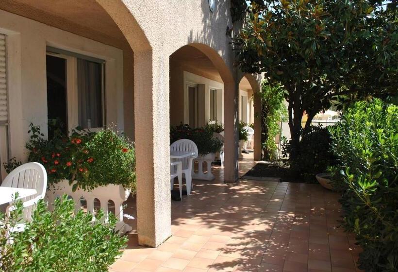 Номер Стандарт Вид на Бассейн, Hostellerie Saint Benoît
