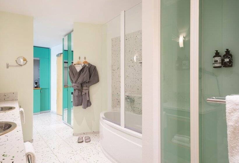 جناح, Four Munich Neue Messe