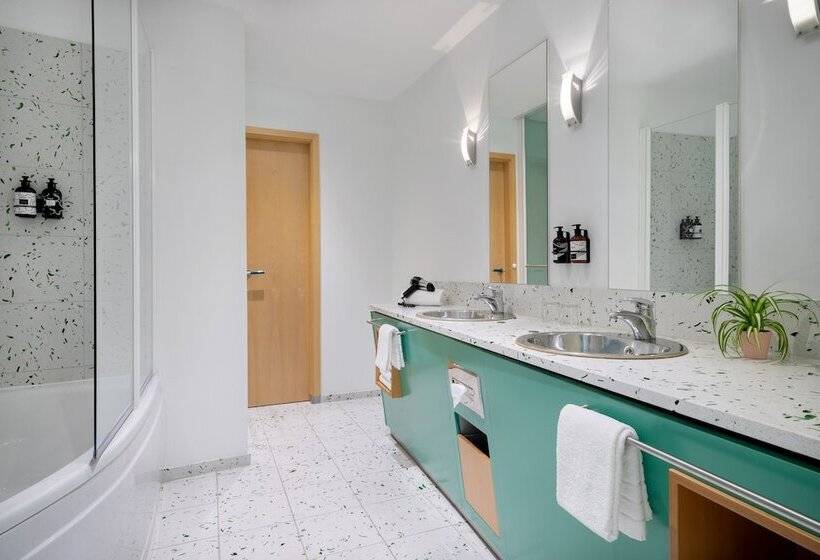 جناح, Four Munich Neue Messe