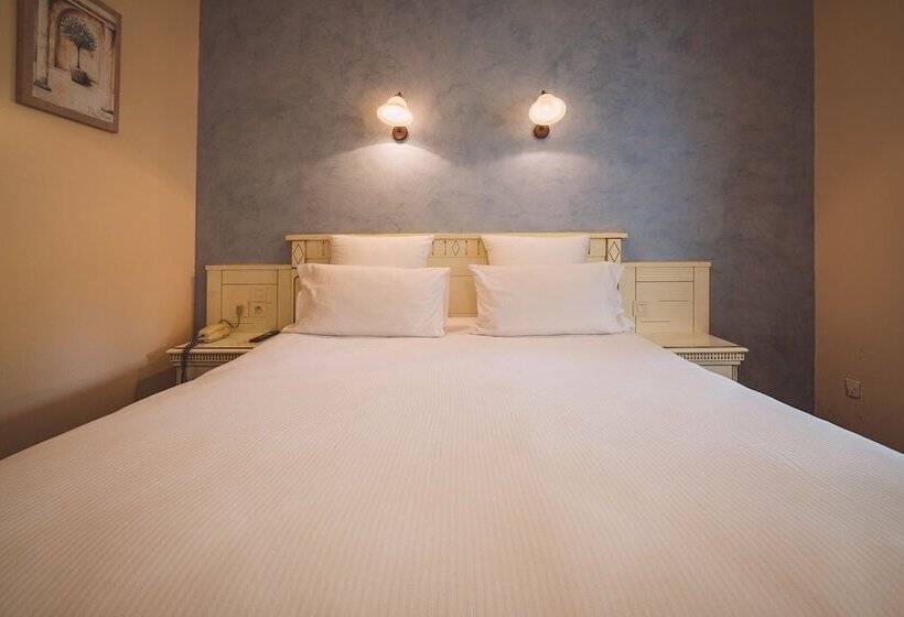 غرفة سوبيريور مطلة على حمام السباحة, Le Mas Du Colombier