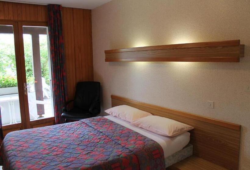 חדר סטנדרט לשלושה, Les Moineaux