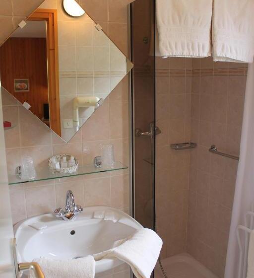 חדר סטנדרט לשלושה, Les Moineaux