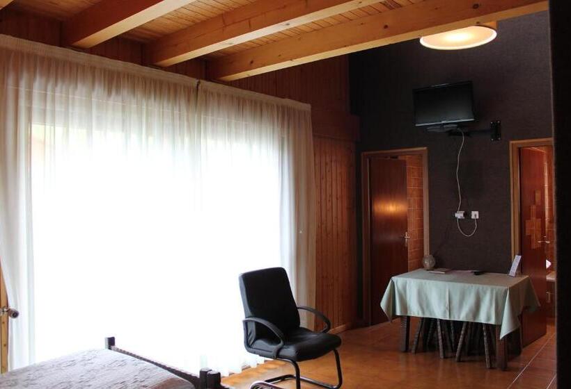 חדר משפחתי, Les Moineaux