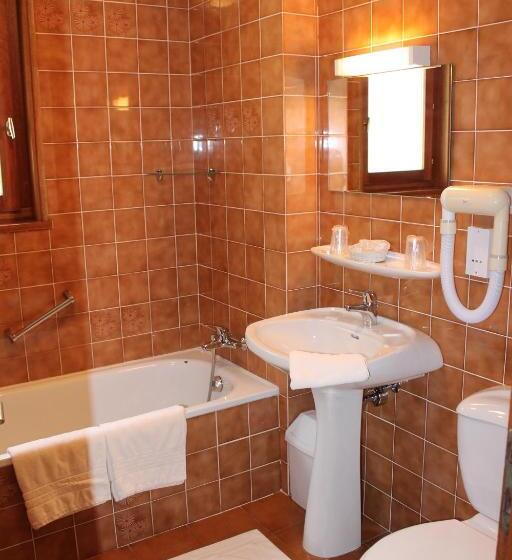 חדר משפחתי, Les Moineaux