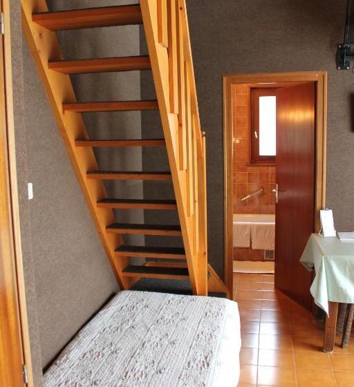 חדר משפחתי, Les Moineaux