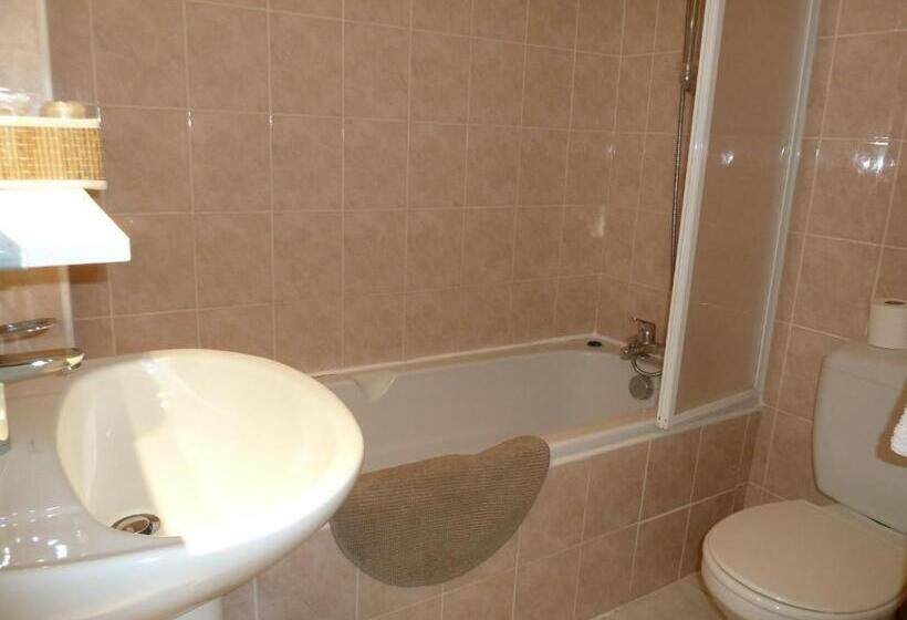 חדר משפחתי, Restaurant Le Commerce